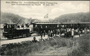 Rise, Øiestad (3). Grimstadbanenens første Passagertog med Kommunestyre og Damer 23 Juni 1907. Brukt i  1907. K-1