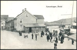 290 postkort i småformat, der nær 250 er norske stedskort.