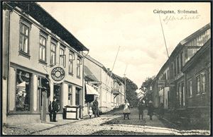 Strømstad med noe omegn. Ca 330 postkort, nær alle i småformat. Flere fine innslag.