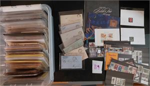 Brev, plansjer ++ i plastboks. Bildet sier noe om hvor variert dette er. Her er gammelt og nytt, vekt 4,1 kilo