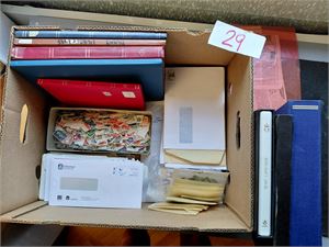 Kasse med restesamlinger, innstikksbøker, brev og masse løse merker. Vekt 11,5 kilo