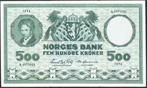 500 kroner 1974, serie A.4971021. Et ørlite hakk oppe og nede i bretten på høyre side. 1-
