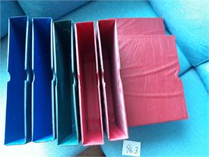 REKVISITA-KASSETTER TIL FDC/BREVALBUM 7 stk, 4 røde, 2 blå og 1 grønn. Passer til standard brevalbum. Format 31,5 x 24,5 cm. Koster 120 kroner pr stk iflg. katalogen til Leuchtturm. Vekt 3,5 kilo