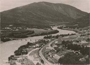 Postkort jernbane VINSTRA med stasjon (OP) A6 s/h (Harstad 320.E.8) brukt 1953