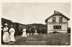 Jernbane Gjeilo Jernbanestasjon m/tog og mye folk (Mittet 367). Glanset, småf. s/hv. Stpl i 1914, frim defekt. Lett stpl.gjennomslag, ø.h.hjørne med stuk, ellers litt hj.slitasje