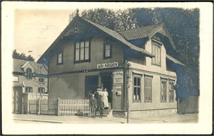 G. Gurholt, Colonial Mel & Fedevareforretning. Signert "Hilsen fra Familien Gurholts". Stemplet "Skien" i 1912. K-1