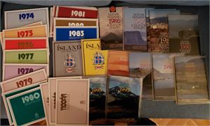 ISLAND-ÅRSSETT Dublettlot 28 stk 1974-96 + 3 souvenirmapper. Alle årganger minus 1989 er representert