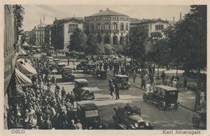Postkort kjøretøyer OSLO Karl Johansgate med mye folk og mange biler, småf. (Mittet C4779) ubrukt