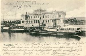 Trøndelag Trondhjem, Jernbanestationen og dampbåter (Ingen utgiver data). Udelt bakside, småf. s/hv. Stpl. Trondhjem 24-VII-04. Pen kvalitet.