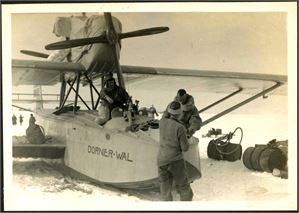 Til minde om Amundsen-Ellsworths Polflygning 1925. Fotoalbum med ca 80 bilder utgitt i et meget lite opplag i 1925.