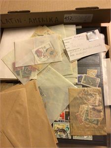 Sør-Amerika Eske med mange gamle albumark med mange av disse tidligere koloni-landene i Latin-Amerika  Her kan det være noen funnmuligheter for en samler i dag !