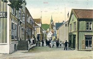 M&R Molde, gatemotiv (Kirkhorn 76). Småf. kolorert. Stpl. Molde 24-VI-22. Litt stpl.gjennomslag som skjemmer lite, ellers pen kvalitet.