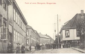 Drammen, Parti af Øvre Storgade, Bragernæs (EJ,3186) stemplet 1912.  Mye folk i gata
