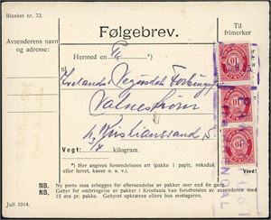 100. 10 øre Posthorn i vertikal 3-stripe på følgebrev (Bl.nr. 72), annullert med "rullestempel" "Pakkepost fra Arendal 17.9.15".