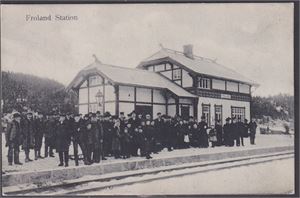 Froland Station (PMDanielsen) st. Hisø i Nedenes 1-IV-09.  Flott motiv med mange på stasjonen