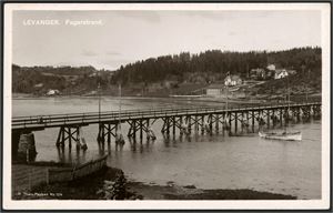 Ca 400 kort i begge formater, nær alle er norske, og hovedmengden er stedskort. Ca halvparten er i småformat.