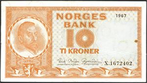 10 kroner 1967, serie X.1672402. Erstatningsseddel. Liten brun flekk på høyre side, sees også på reversen. 1