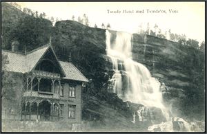 Hordaland. Ca 570 kort, hvor 290 er i småformat. Av storformatkortene er 190 i svart/hvit.