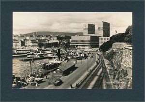 SKIP D/S GALTESUND (Harstad 8486) på Oslo havn med Rådhuset bak