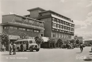 Postkort kjøretøyer GJØVIK Strandhotellet med buss E-15534 og biler (OP) A6 s/h (Oppi 26) ubrukt