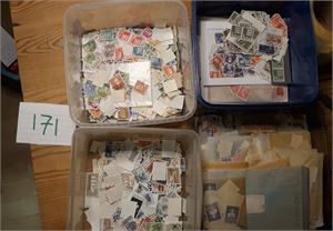 DANMARK Mengder av vaska merker i poser og løst. Innslag av bunter. Også 16 siders bok med noe som kan se litt artig ut. Vekt 2,3 kilo