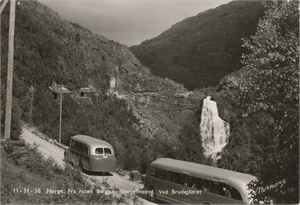 Postkort kjøretøyer BRUDESLØRET busser O-3186 ruten Bergen-Norheimsund (HO) A6 s/h (Normann 11-51-58) ubrukt