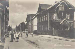 Hønefoss. Hönegaten. 581, datert 27.9.25  (småf. Med barn i gata og hotell i bakgrunnen)