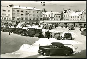 Ca 650 postkort i småformat (med hovedtyngde på 1950-tallet) samt ca 200 norske stedskort i storformat, der halvparten er i svart hvit. Stedskortene er nok de "mest spennende" i partiet.