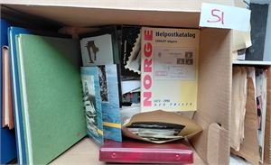 Oppsamlingskasse fra dødsbo med alt som ikke fikk plass andre steder inkl årssett, FDC og gamle objekter. En del Åland, Grønland ++. Vekt 11,9 kilo