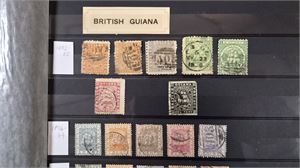 BRITTISK GUIANA dubblettsamling i insticksbok med flera märken utan de dyrare. Medföljer en sida