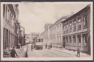 Drammen, Toldbodgaden med trikk.  (E. Jacobsen, 86) st. Randsfjordbanenen 1910