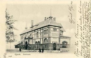 Jernbane Gjøvik, Stationen (Alstrup 2158). Udelt bakside, småf. s/hv. Stpl. Molelven 22-V-04. Bitteliten lett brekasje nede til høyre som ikke skjemmer, ellers pen kvalitet.