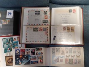 Kasse med 3 innstikksbøker og et FDC-album. En del merker GB, Frankrike og Sovjet + noen brev og FDC inkl norske brev til Malaysia. Vekt 4,4 kilo