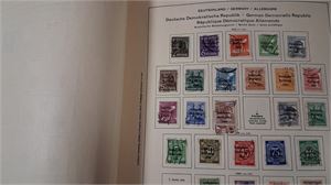 TYSKLAND, DDR  samling 1948-1990 i ett Schaubekalbum och två insticksböcker. Saknas de dyrare påtrycksserieri
