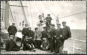 Svalbard/Spitsbergen. Near 200 postcards from appprox. 1935 to 2000 in an album. Mainly from after 1980.