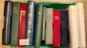 SAMLERHUSET/LOOC Diverse samlinger, LOOCs OL uten kassetter, Sydney OL er tom, 3 permer Samlerhuset (2 tomme og noen sedler i den ene). Et par permer i dårlig forfatning, ser ut til å ha vært lagret i fuktig rom, men merker og brev intakt. Vekt 17,5 kilo