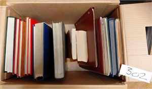 Kasse innstikksbøker mange land. Noe DANSK VEST-INDIEN og NORGE røde 10ører i ei av bøkene trekker opp, resten mye vanlig. Vekt 13,6 kilo