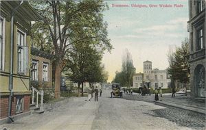 Drammen , Udsigten Grev Wedels Plads.  Flott kolorert kort stemplet 1909