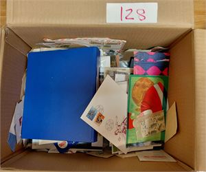 Mengder av rot i kasse. Mye klipp, noen FDC, presentasjonspakker etc. Denne blir du ikke ferdig med på en uke, vekt 10,7 kilo