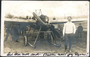 Tidens Tegns Flyveuke. 1911. Flott fotokort med bl.a. teksten "Her ser du den modige mann son når hele 300 meter oppe i luften fra Etterstad". Stemplet "Kristiania 30.5.11". Deler av frimerket er borte.