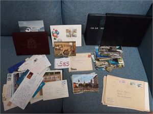 Oppryddingskasse med norske og utenlandske brev og kort + 4 dublettbøker og noen poser. Et sensurbrev til Danmark på egne bilder. Vekt 5 kilo