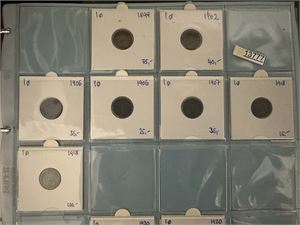 MYNTER 1ører 1899-1971 og 2ører 1877-1972 oppsatt i perm. Mynter med pris 10 kroner og oppover er summert til 6600 kroner