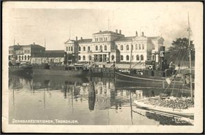 Trondhjem. Nær 200 kort, hvor ca 150 er i småformat. Litt varierende kvalitet.