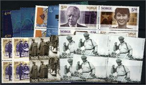 Norske frimerker fra ca 1985 til 2000, hovedsaklig i 4-blokker, på innstikkort. Kun et fåtall merker med pålydende over kr 8,-. Pålydende verdi er oppgitt til ca kr 14.000,-.