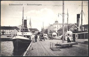 Ca 350 postkort hvor noe under halvparten er i småformat. Av storformatkortene, er de fleste fra kjente steder i Oslo. Av småformatkortene er det noen norske stedskort.