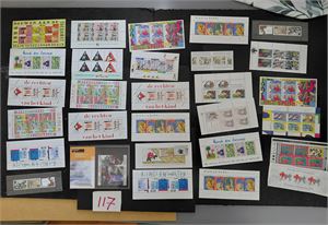 NEDERLAND Dublettlot miniark, et stemplet, resten xx + en presentasjonsfolder