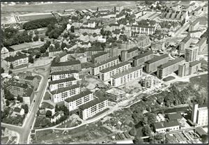 Drøt 220 postkort, nær alle i storformat i 2 ringpermer. En del stedskort, men disse er ofte i farger.