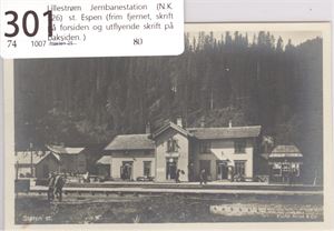 Støren St. (Mittet 10/11)  UB småf. Med stasjonen, aviskiosk og en del folk.