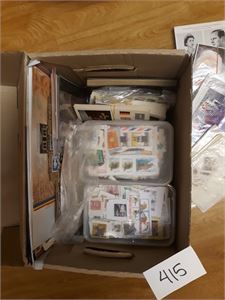 Hele verden i stappfull kasse. Tusenvis av merker i poser og bokser, noen plansjer, brev, FDC etc. Denne tar det lang tid å komme gjennom. Vekt 5,8 kilo