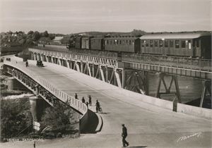 Postkort jernbane SARPSBORG jernbanebro med tog (ØF) A6 s/h (Normann 15-032) ubrukt